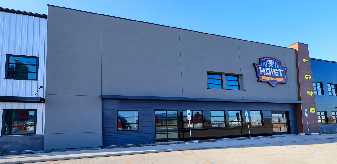 Clear-span steel recreation arena